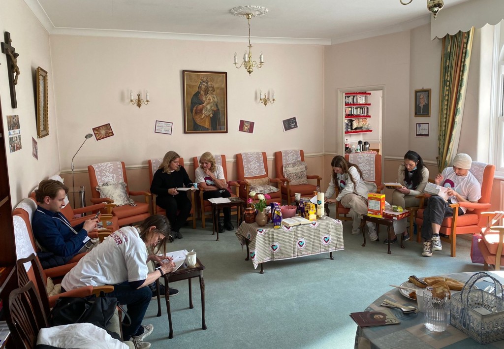 Volunteers finishing the quiz about Sisters Hospitallers