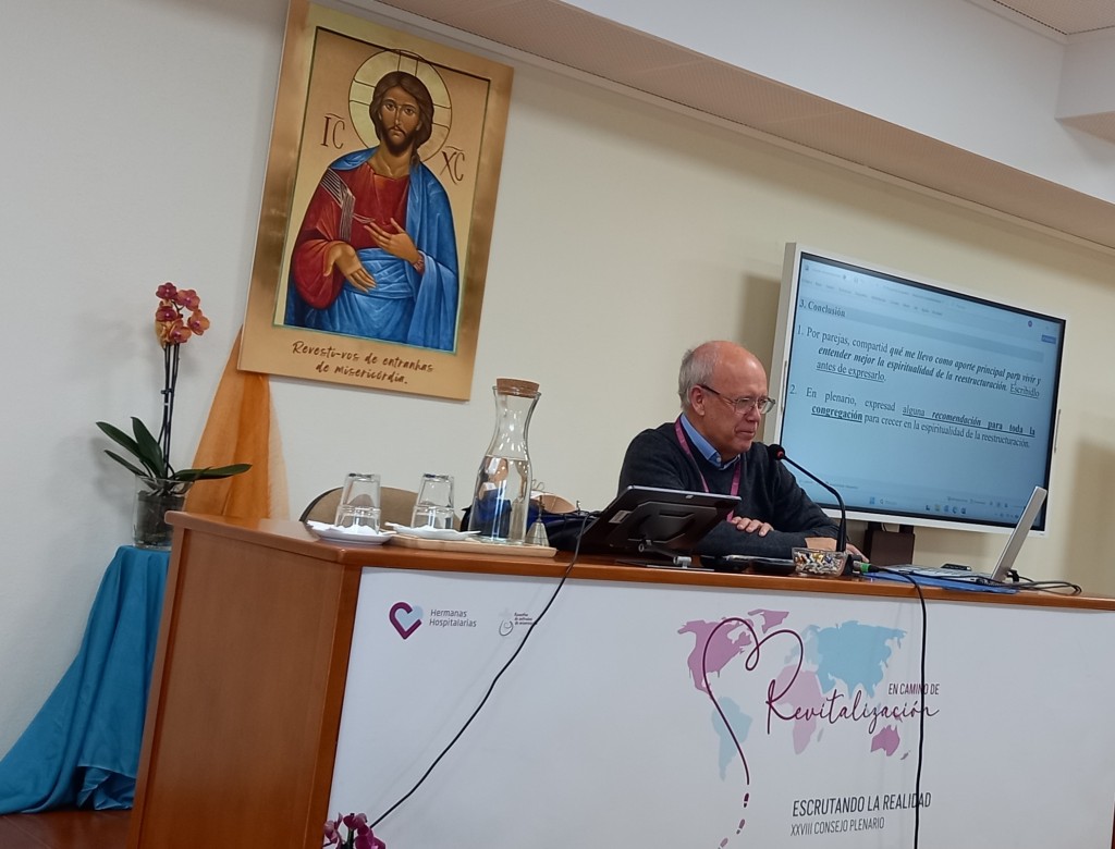 Francisco Ruiz leading a session on the Spirituality of Restructuring during the Plenary Council of the Sisters Hospitallers in Idanha